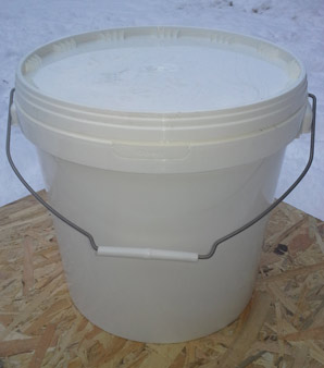 Tynk wapienny w wiadrze